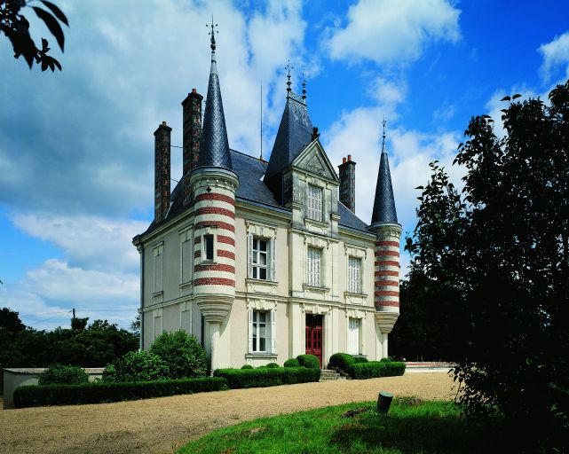 Logis : façades ouest et sud, sur jardin.