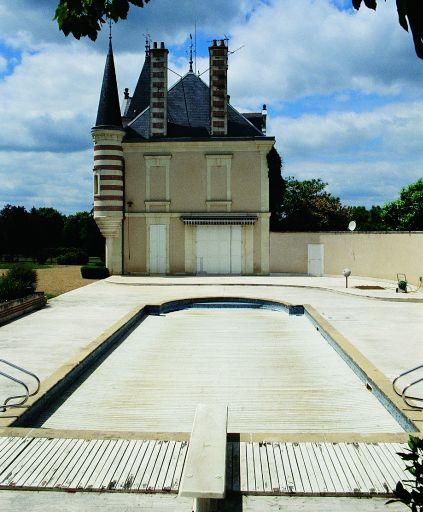 Logis, face est et piscine en prolongement.