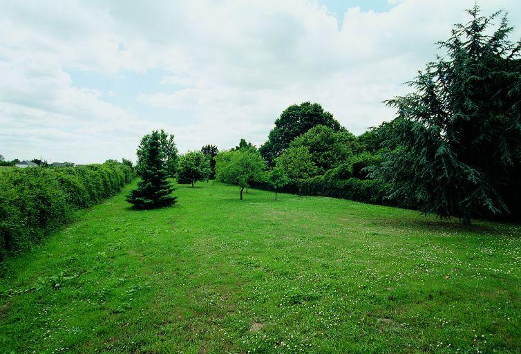 Parc, tapis vert en bordure est du jardin : vue en axe nord-sud.
