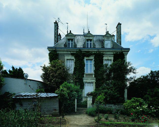 Logis : façade nord, dominant un potager clos de murs.