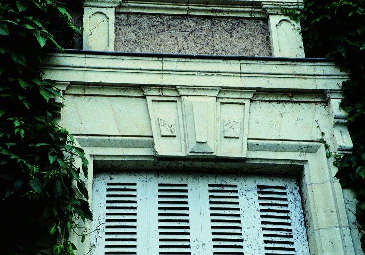 Logis, façade nord, rez-de-chaussée : plate-bande de la fausse fenêtre axiale.