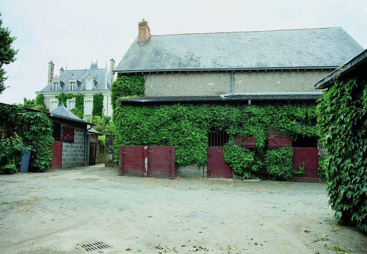 Logis annexe : façe postérieure nord, sur la cour des écuries. En arrière plan, le logis principal.
