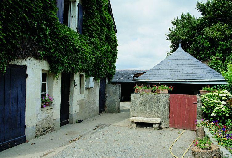 Communs avec four à l'est du logis annexe : face sud.