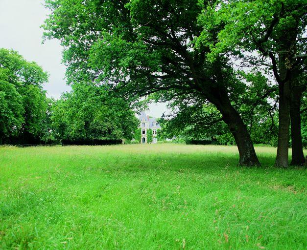Parc, avec échappée sur le logis.