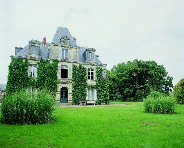 Logis : façade antérieure sud, avec les arbres nord-est du parc.