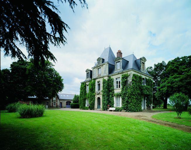Logis : façades antérieure sud et latérale est.