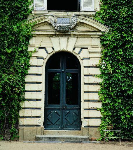 Logis, façades antérieure sud : porte d'entrée.
