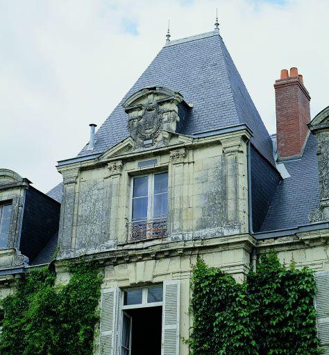 Logis, façades antérieure sud : couronnement axial.