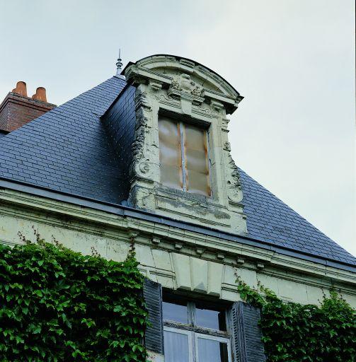 Logis, façade latérale : lucarne.