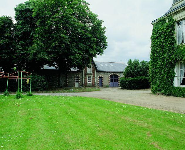 Aile de communs, à l'ouest du logis : face antèrieure, depuis la pelouse sud.