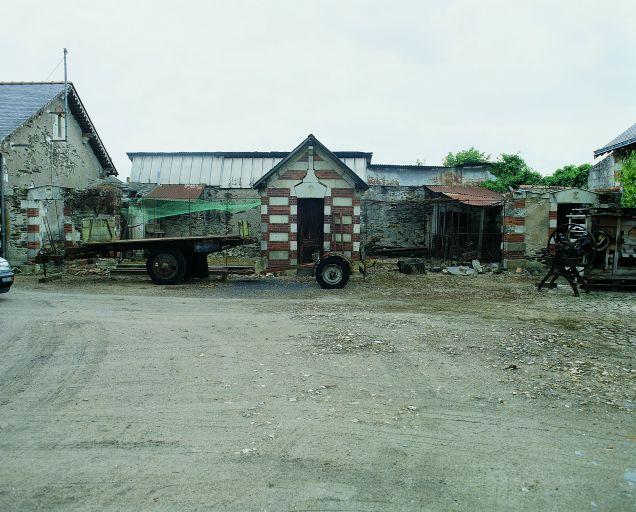 Dépendances au nord-ouest du logis : poulailler, façade est.