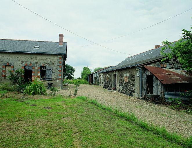 Logis et dépendances de la ferme : vue depuis le sud.