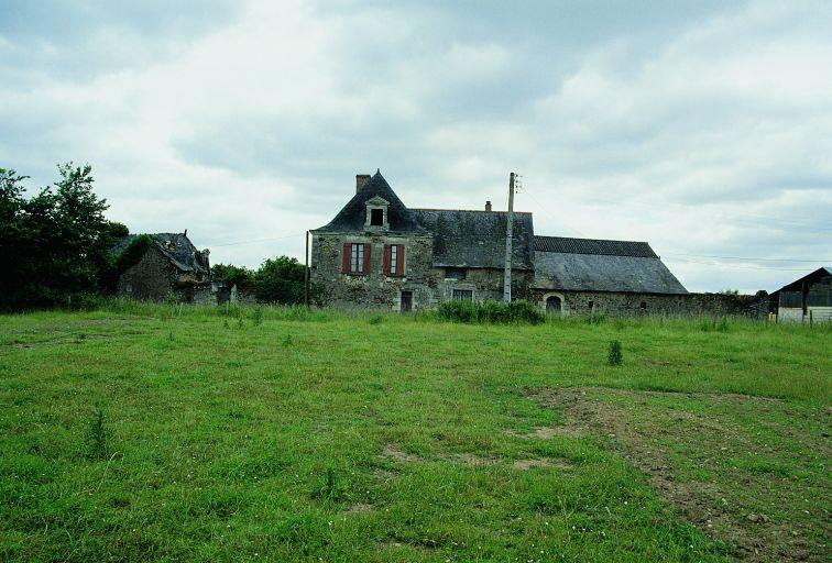 Fermes anciennes : l'exemple de la Gatelière (XVIIe siècle), sur le chemin des Chalets : vue depuis l'ouest.