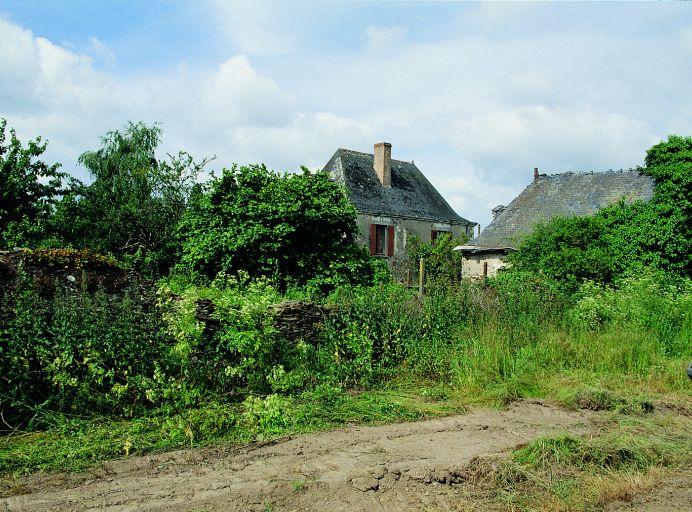 Les enclos en murets de schiste : celui en ruine de la Gatelière, face nord de la ferme.