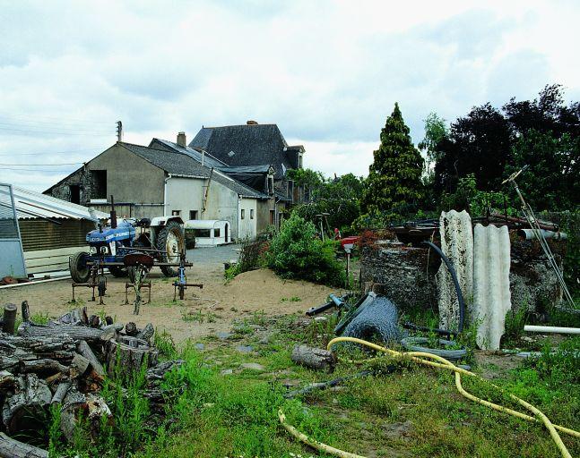 Ferme de la Gatelière, une cour de ferme : vue au sud.