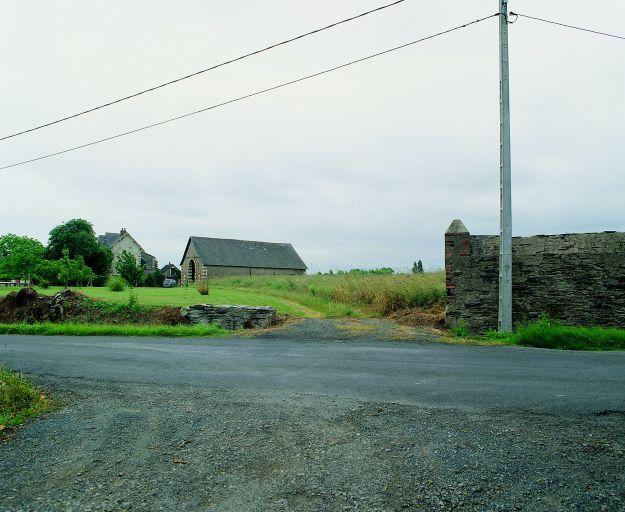 Chemins et vestiges des murs d'enclos : l'exemple du site de Meule-Farine.