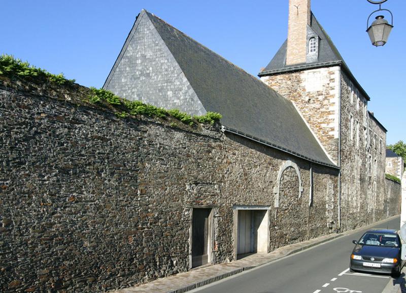 Mur d'enclos du couvent du Calvaire, avec le logis de Bellepoigne, sur la rue Monfroux (d'est en ouest).