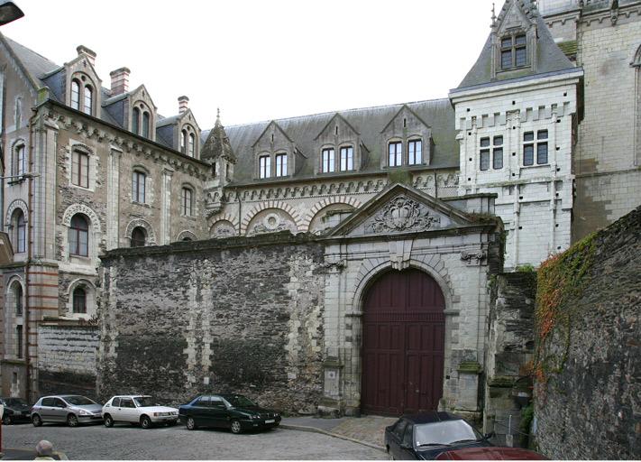 Ancien évêché, actuellement maison diocésaine des oeuvres, librairie