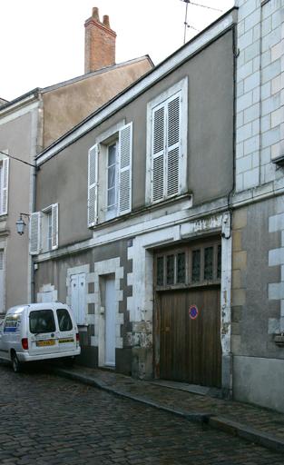 Elévation sur rue de la maison conservant des vestiges de l'église.