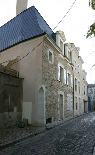 Vue de situation sur la rue Saint-Evroult des vestiges de la maison canoniale Sainte-Marguerite et de l'immeuble voisin des années 1990 établi sur son site.
