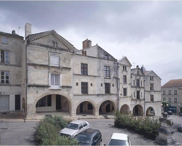 Façades des maisons 14 à 24, place Belliard, après restauration du n° 18.