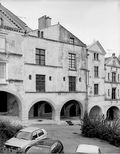 Vue d'ensemble de la façade après restauration.