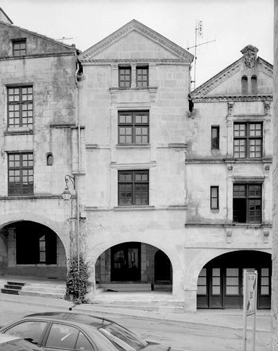 Vue d'ensemble de la façade après restauration.