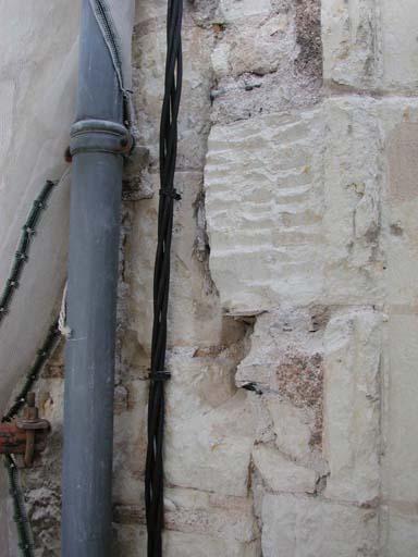 Logis principal, aile droite, pignon sur rue, colonne d'angle d'étage : dégagement de la base (travaux de restauration, nov. 2002).