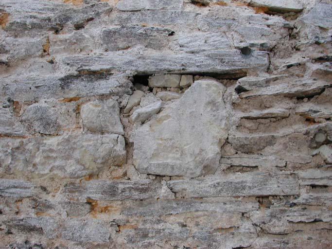 Corps de logis sud-ouest, élévation sur rue, 1er étage : trou de boulin extrême gauche.