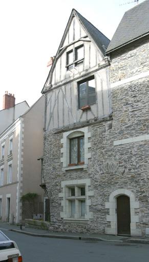 Vue de situation sur rue du corps de logis droit (nord).