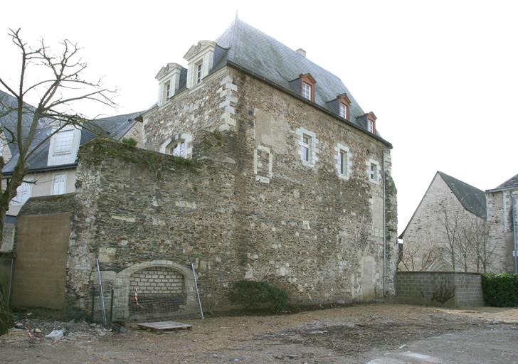 Vestiges du couvent : bâtiment est de la cour du cloître et au fond, chapelle de la Passion relevant de l'église.