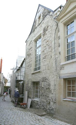 Logis principal, aile droite, pignon sur rue : vue d'ensemble.