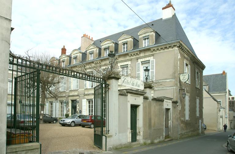 Couvent d'ursulines, actuellement mairie, hôtel de voyageurs et demeures