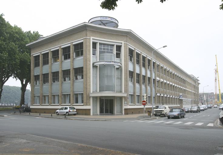 Distillerie dite Usine des Luisettes, puis Maison ou Usine Cointreau, actuellement banque du Crédit mutuel