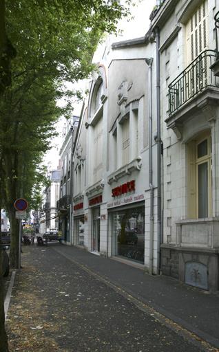 Vue d'ensemble sur rue, trois-quarts droit