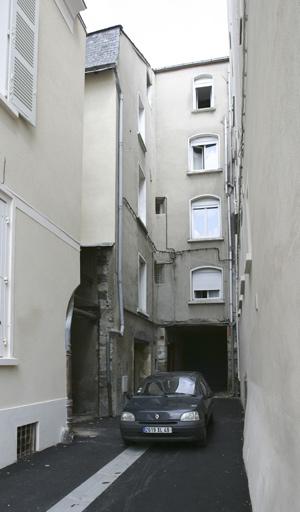 Vue de situation des vestiges, au fond (accès à la salle) et à gauche de l'impasse (logis).