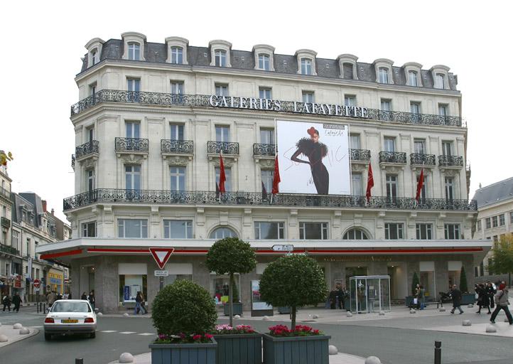 Vue de situation, sur la place du Ralliement.