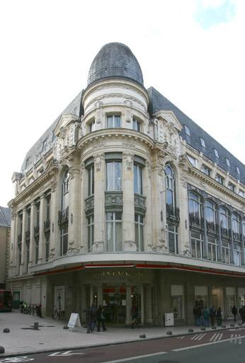 Façades sur la rue des Angles et la rue d'Alsace.