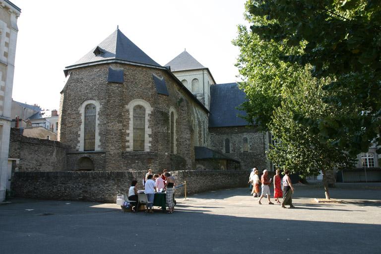 Collégiale Saint-Martin, puis couvent des pères du Saint-Sacrement, puis externat Saint-Maurille, actuellement lycée Saint-Martin