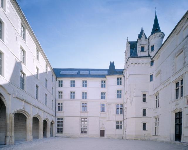 Cour d'honneur. Vue d'ensemble des bâtiments.