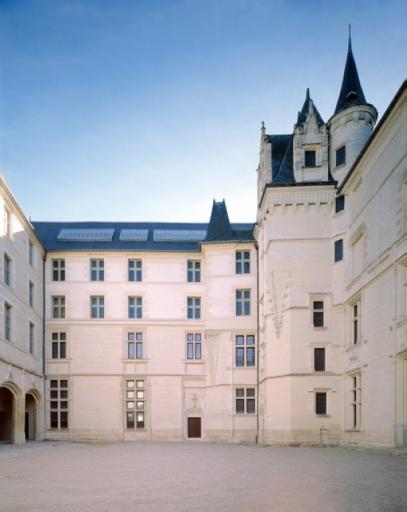 Cour d'honneur. Vue d'ensemble du Logis.