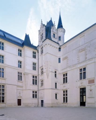 Cour d'honneur. Vue axée sur la grande tour d'escalier.