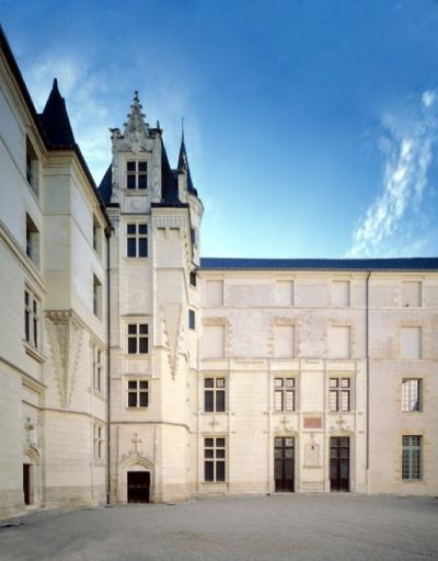 Cour d'honneur. Tour d'escalier et Logis A.