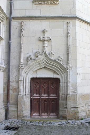 Cour d'honneur. Grande tour d'escalier et porte d'entrée.