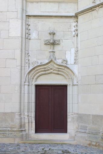 Cour d'honneur. Porte du Logis B, direction de la loggia.