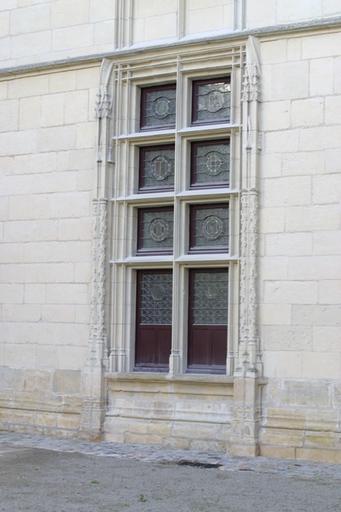 Cour d'honneur. Logis B : fenêtre du rez-de-chaussée.