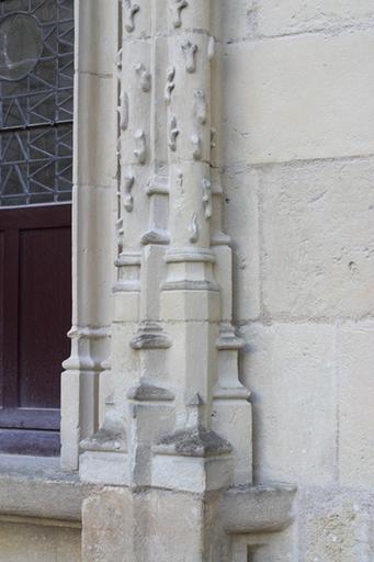 Cour d'honneur. Logis B : fenêtre du rez-de-chaussée, base du pied droit, de droite.