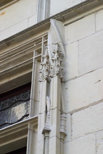 Cour d'honneur. Logis B, fenêtre du rez-de-chaussée : détail sur les pinacles de droite.