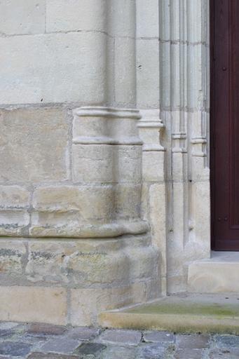 Cour d'honneur. Porte desservant le couloir et la loggia : détail sur la base du pied droit de gauche.