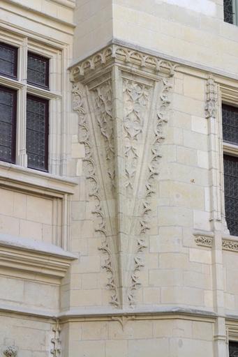 Cour d'honneur. Grande tour d'escalier : détail sur la trompe d'angle.